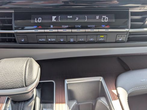 Used 2024 Toyota Sienna XLE FWD image 16