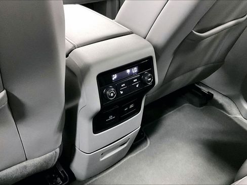 Used 2022 GMC Acadia SLT w/ Preferred Package FWD image 29