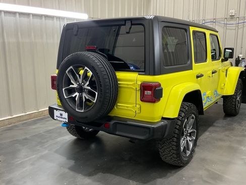Used 2024 Jeep Wrangler Unlimited w/ Convenience Group AWD/4WD image 20