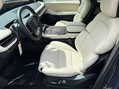 New 2027 Lincoln Navigator Premiere AWD/4WD image 12