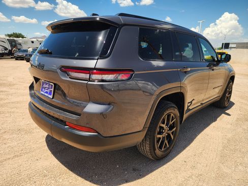 Used 2024 Jeep Grand Cherokee L Altitude AWD/4WD image 5