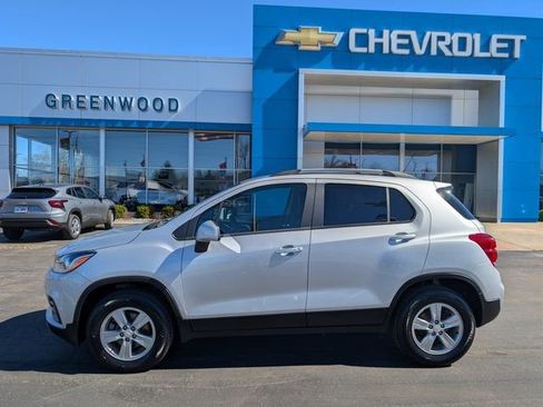 Used 2022 Chevrolet Trax LT w/ LT Convenience Package image 2