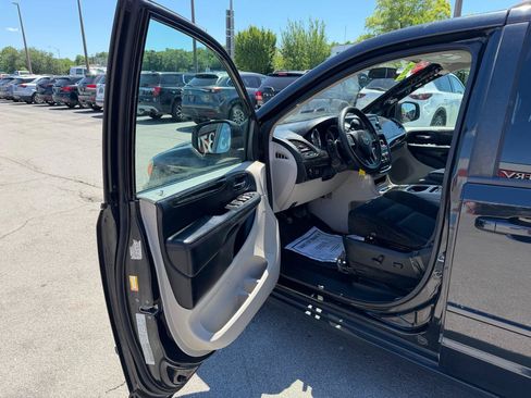 Used 2015 Dodge Grand Caravan SXT FWD image 15