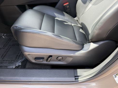 Used 2025 Nissan Rogue SV w/ SV Premium Package image 30