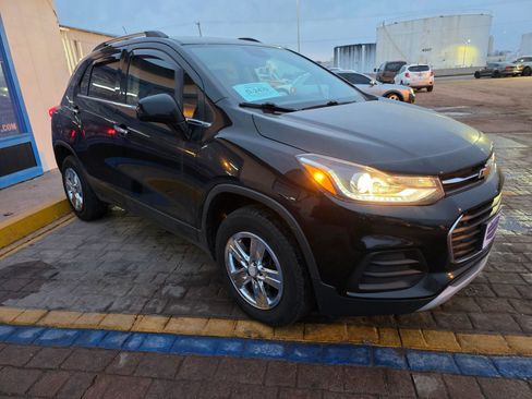 Used 2017 Chevrolet Trax LT w/ LT Convenience Package AWD/4WD image 3