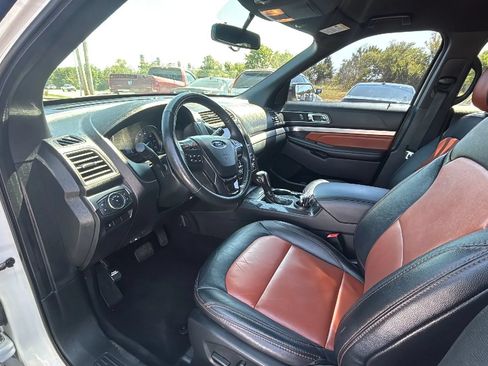 Used 2019 Ford Explorer XLT w/ Equipment Group 202A FWD image 8