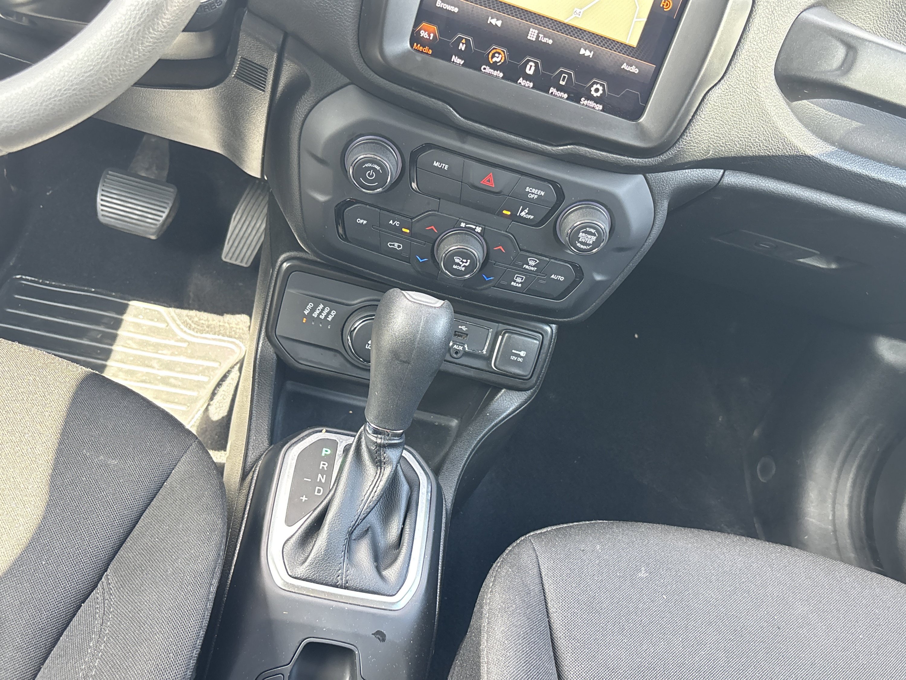 Used 2023 Jeep Renegade Latitude AWD/4WD image 19