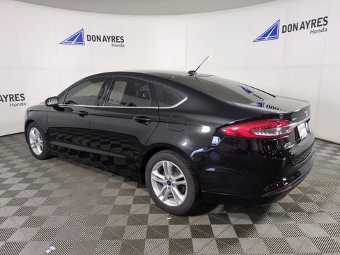 Used 2018 Ford Fusion SE w/ Fusion SE Technology Package FWD image 3