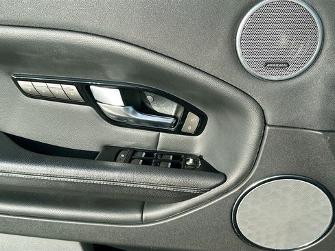 Used 2019 Land Rover Range Rover Evoque SE image 18