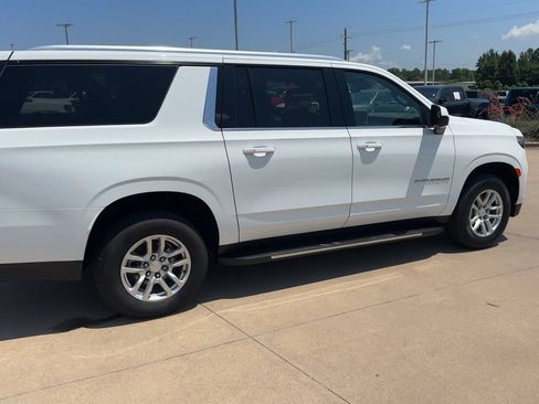 Used 2024 Chevrolet Suburban LT RWD image 9
