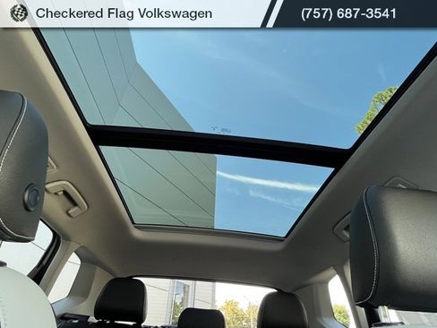 New 2025 Volkswagen Taos SE image 9