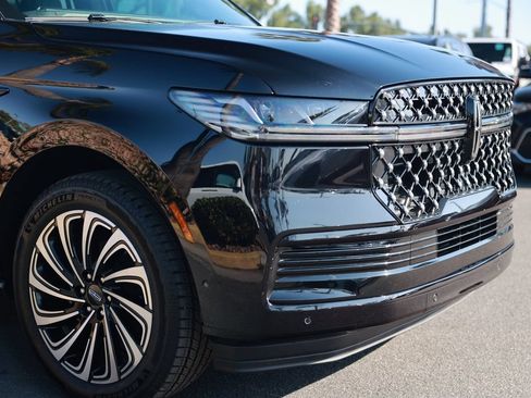 Used 2025 Lincoln Navigator Black Label AWD/4WD image 7