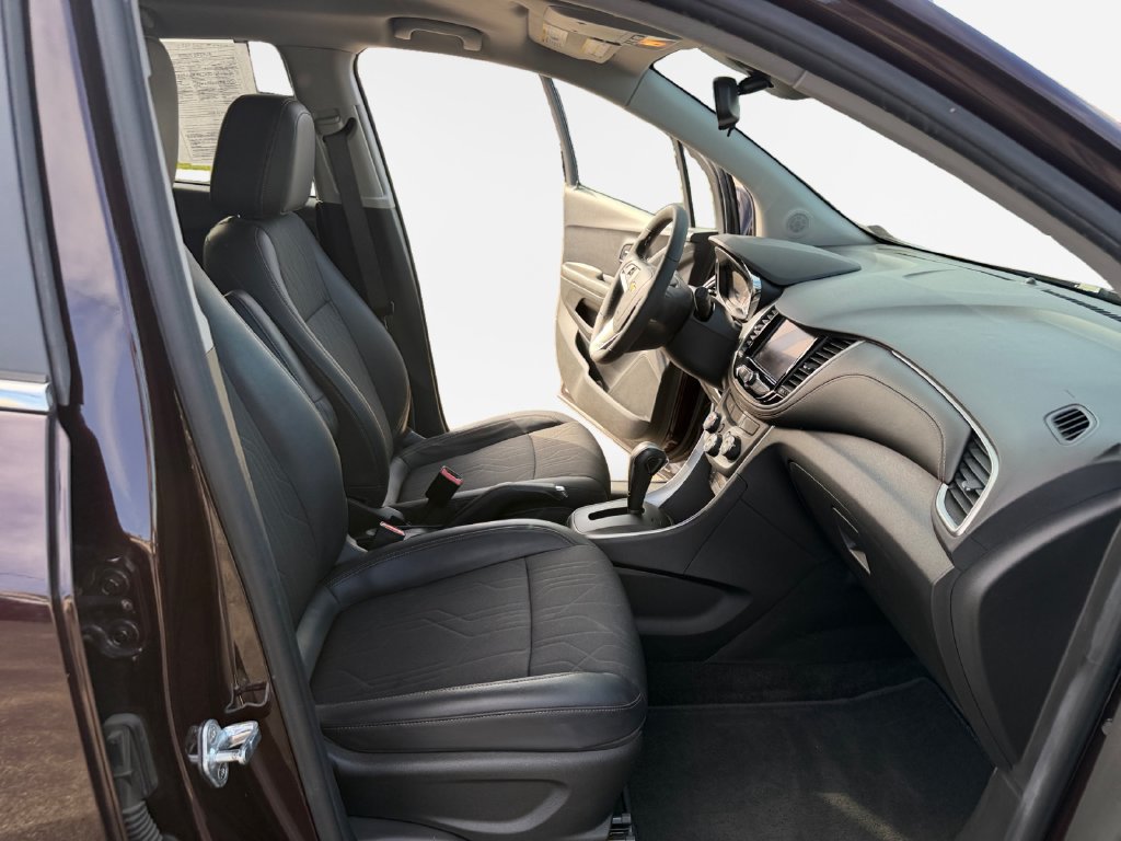 Used 2020 Chevrolet Trax LT w/ LT Convenience Package AWD/4WD image 26