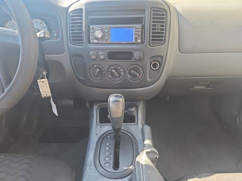 Used 2005 Ford Escape XLS image 11