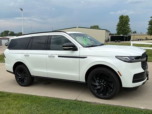 Used 2026 Lincoln Navigator Reserve w/ Jet Appearance Package AWD/4WD image 3