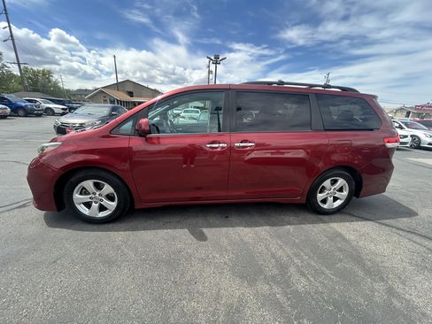 Used 2018 Toyota Sienna SE FWD image 5