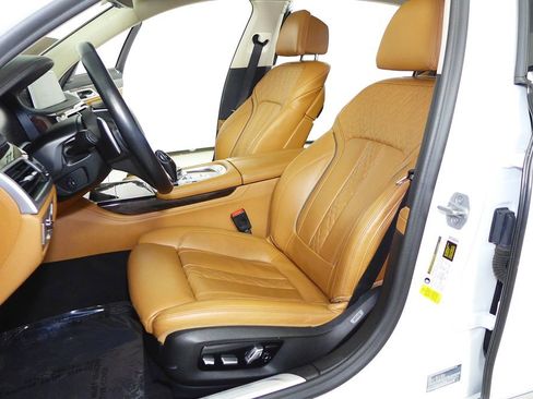 Used 2022 BMW 740i w/ Premium Package image 18