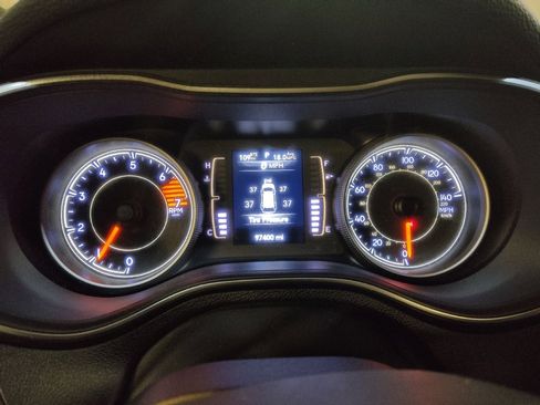 Used 2019 Jeep Cherokee Latitude Plus w/ Comfort/Convenience Group image 23