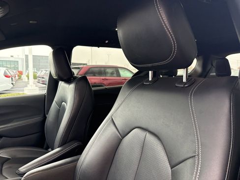Used 2025 Chrysler Pacifica Select image 13