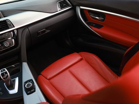 Used 2018 BMW 330i Sedan w/ M Sport Package image 27