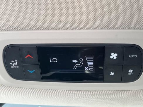 Used 2023 Chrysler Pacifica Touring-L image 38