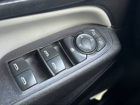 Used 2018 Chevrolet Equinox LT w/ Sun & Infotainment Package FWD image 18