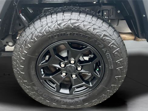 Used 2023 Jeep Gladiator Willys image 23