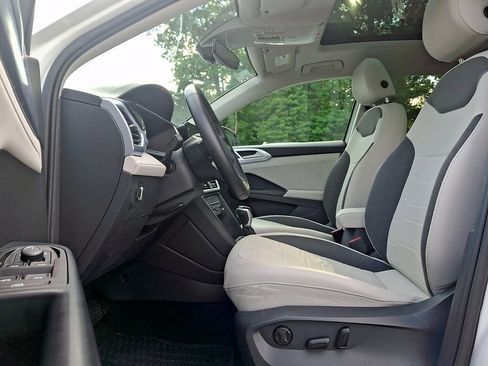 Certified 2025 Volkswagen Taos SE w/ Panoramic Sunroof Package AWD/4WD image 13