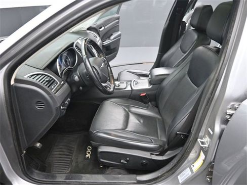 Used 2017 Chrysler 300 C image 10