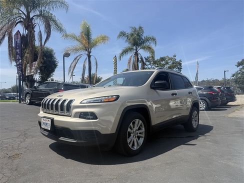 Used 2015 Jeep Cherokee Sport FWD image 2