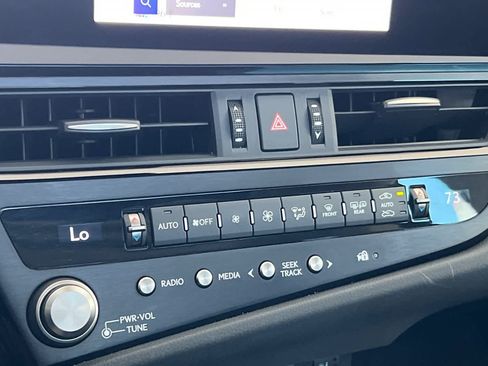 Used 2025 Lexus ES 300h w/ Premium Package FWD image 21