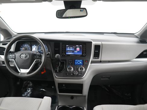 Used 2020 Toyota Sienna LE AWD/4WD image 14