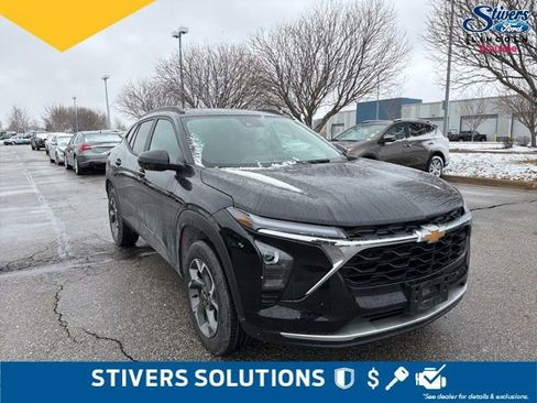 Used 2025 Chevrolet Trax LT w/ Driver Confidence Package image 3