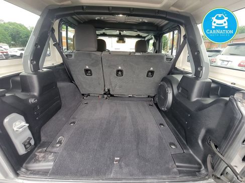 Used 2021 Jeep Wrangler Unlimited Sahara w/ Uconnect 4C Nav & Sound Group AWD/4WD image 8