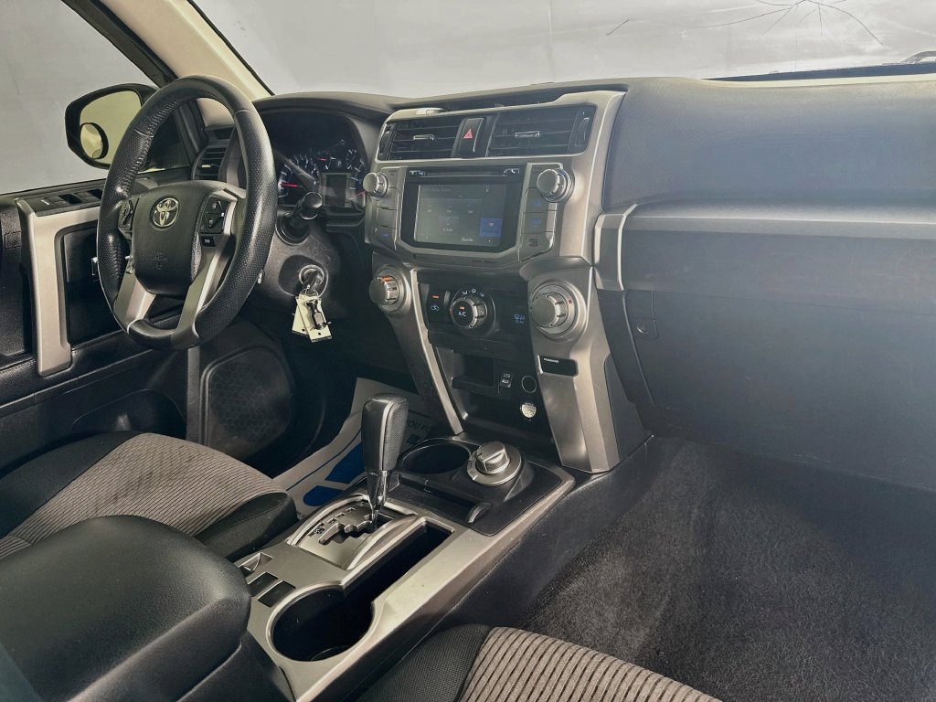 Used 2018 Toyota 4Runner SR5 AWD/4WD image 32