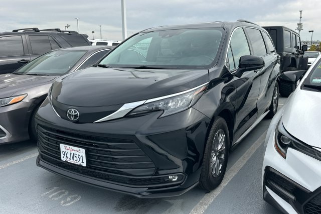 Certified 2026 Toyota Sienna XLE FWD image 2