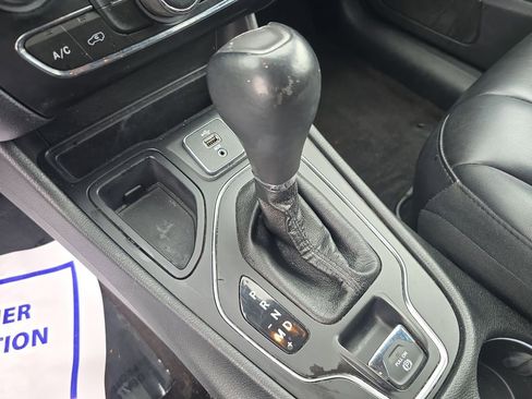 Used 2019 Jeep Cherokee Latitude Plus FWD image 26
