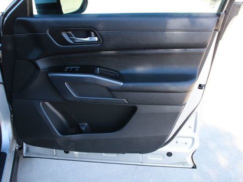 Used 2023 Nissan Pathfinder SL w/ Black Appearance Package image 26