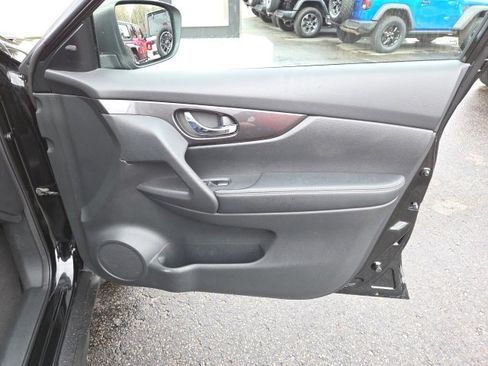 Used 2020 Nissan Rogue SV image 43