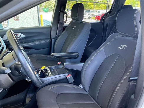 Used 2019 Chrysler Pacifica Touring Plus w/ S Appearance Package FWD image 8