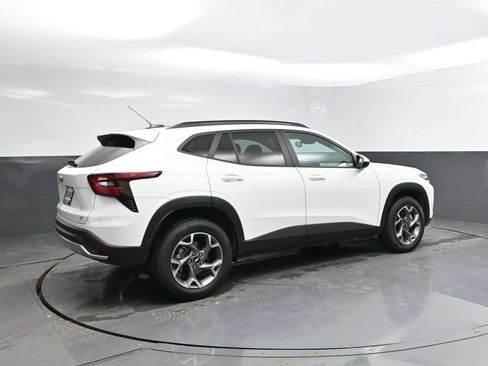 Used 2025 Chevrolet Trax LT FWD image 4