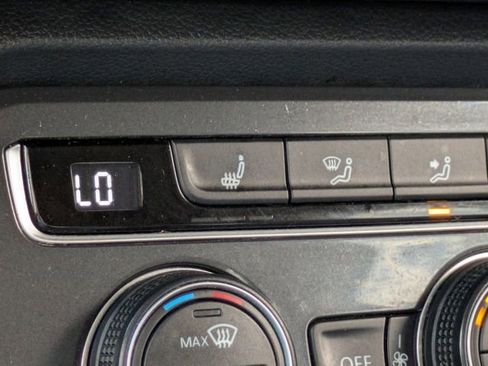 Used 2020 Volkswagen Tiguan SE image 25