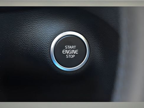 Certified 2025 Volvo XC40 B5 Plus w/ Protection Package Premier image 28