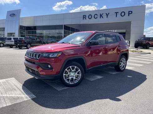 Used 2024 Jeep Compass Latitude image 1