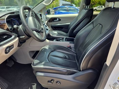 Certified 2024 Chrysler Pacifica Limited FWD image 3