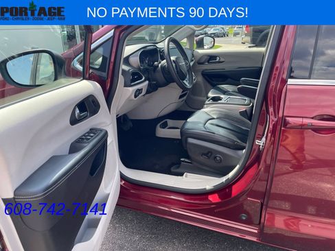 Used 2023 Chrysler Pacifica Touring-L FWD image 15