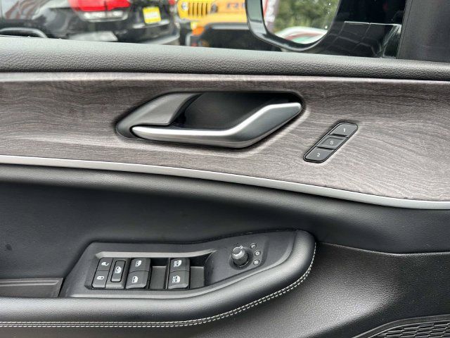Used 2023 Jeep Grand Cherokee Limited AWD/4WD image 15