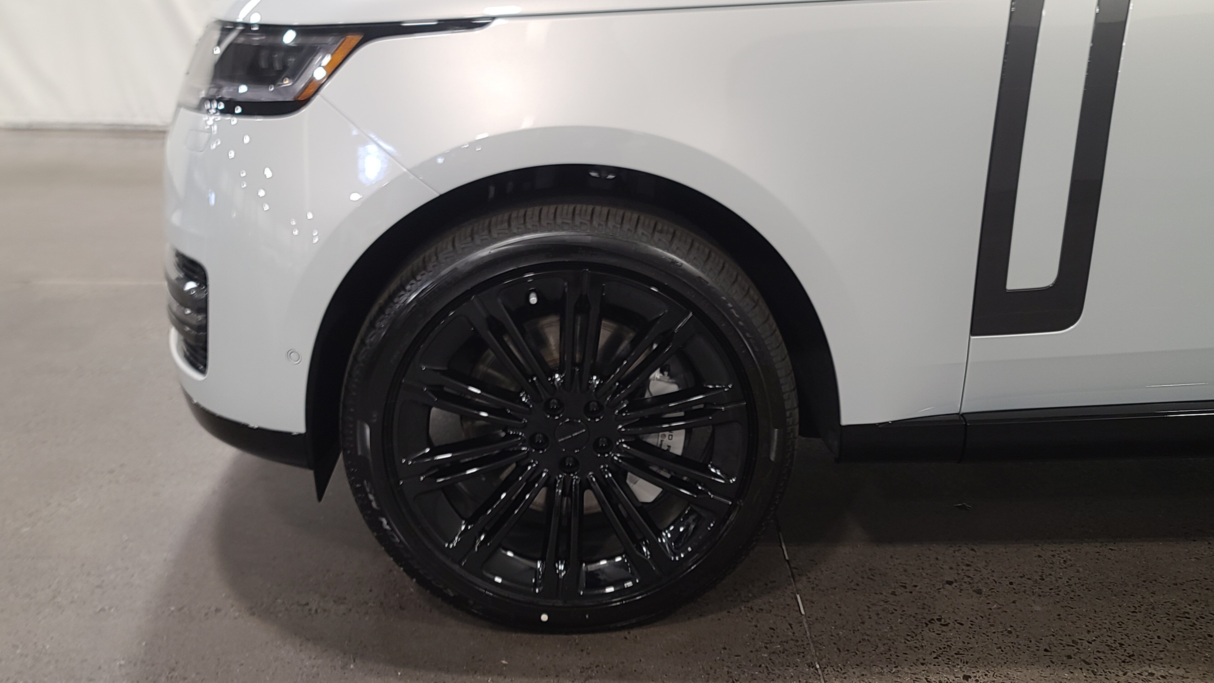 New 2026 Land Rover Range Rover Long Wheelbase SE AWD/4WD image 10