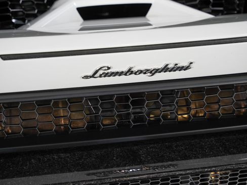 Used 2018 Lamborghini Huracan Performante AWD/4WD image 20