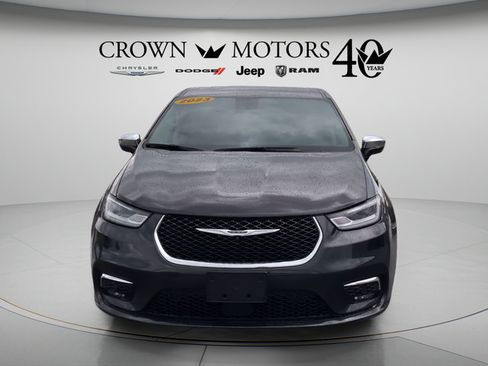 Used 2023 Chrysler Pacifica Limited w/ Uconnect Theater Family Group FWD image 2